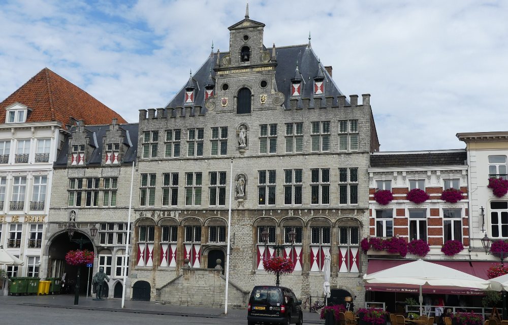 De Grote Markt in Bergen op Zoom met terrassen en de Grote Kerk