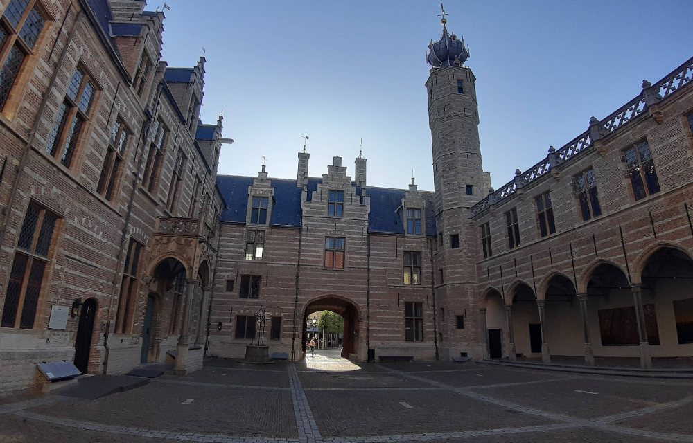 Het Kasteel van Bergen op Zoom gezien over het water